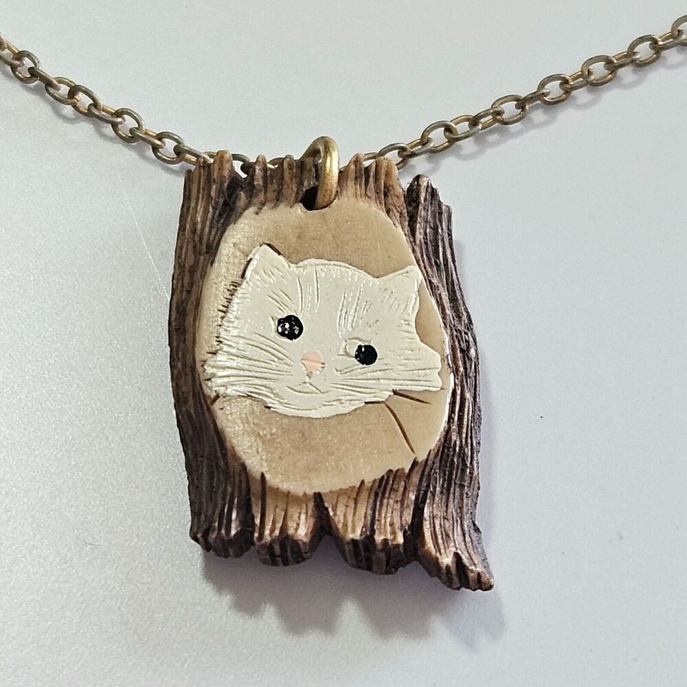 Cream cat face pendant necklace 18"
